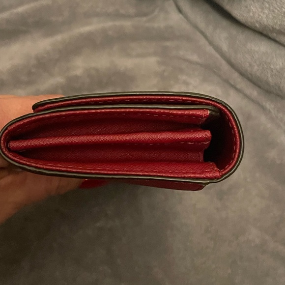 🚫SOLD🚫 MICHAEL KORS LONG RED TRIFOLD WALLET / APPEARS UNUSED - Picture 7 of 8